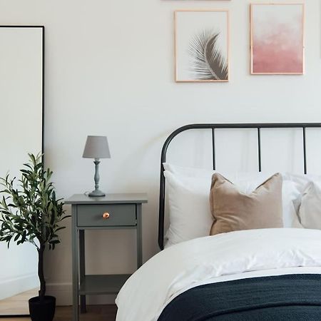 Stylish 2 Bedroom Flat In Ilford, London ภายนอก รูปภาพ