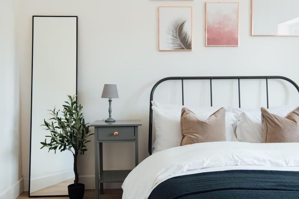 Stylish 2 Bedroom Flat In Ilford, London ภายนอก รูปภาพ
