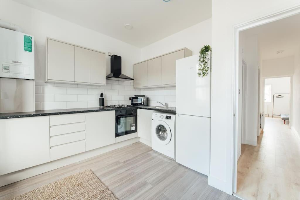 Stylish 2 Bedroom Flat In Ilford, London ภายนอก รูปภาพ