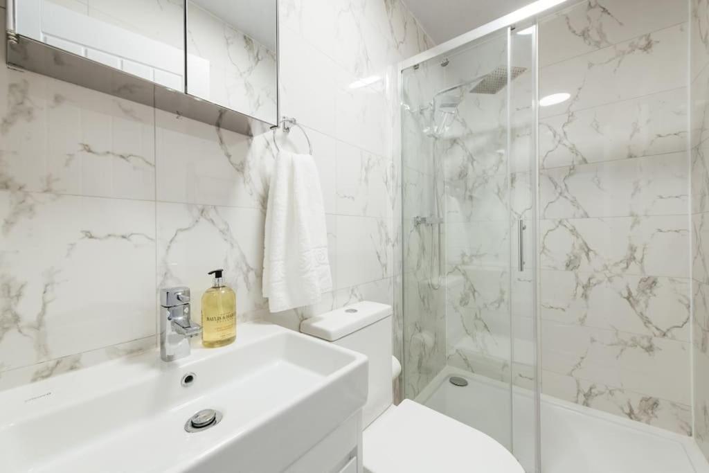 Stylish 2 Bedroom Flat In Ilford, London ภายนอก รูปภาพ