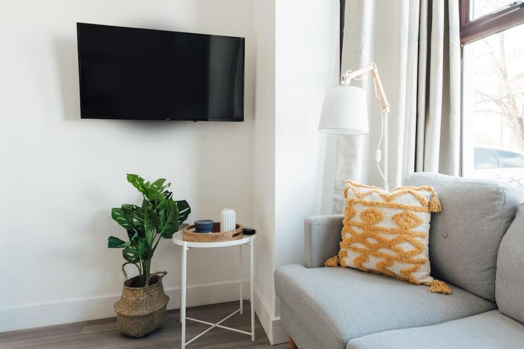 Stylish 2 Bedroom Flat In Ilford, London ภายนอก รูปภาพ